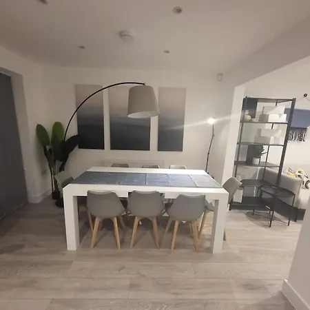 New 4 Bedrm House! Parking. 10Min To City / Etihad-2
