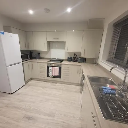 New 4 Bedrm House! Parking. 10Min To City / Etihad-3